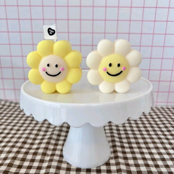 Simley Flower Happy Daisy Candle Mold
